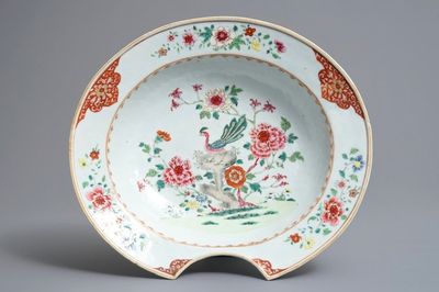 Un plat à barbe en porcelaine de Chine famille rose, Qianlong