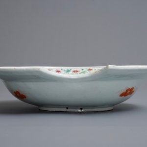 Un plat à barbe en porcelaine de Chine famille rose, Qianlong — photo 3