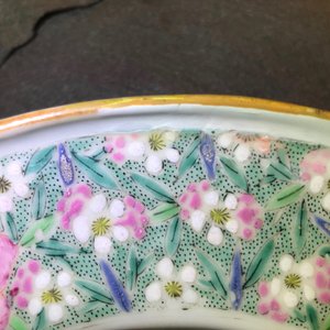 Un plat à barbe en porcelaine de Chine famille rose, Yongzheng — photo 4