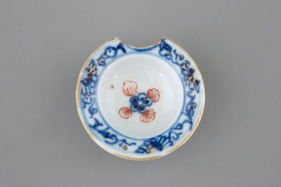 Un plat à barbe miniature en porcelaine de Chine de style Imari, Qianlong, 18ème