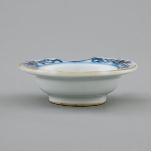 Un plat à barbe miniature en porcelaine de Chine de style Imari, Qianlong, 18ème — photo 2