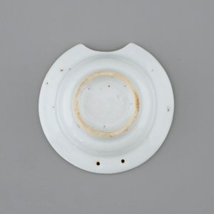 Un plat à barbe miniature en porcelaine de Chine de style Imari, Qianlong, 18ème — photo 3
