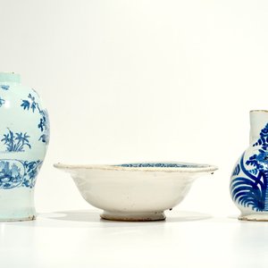 Un plat à barbe, un vase à décor chinoiserie et une verseuse en faïence de Nevers et Moustiers, 17/18ème — photo 3