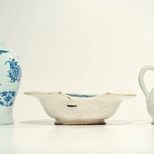 Un plat à barbe, un vase à décor chinoiserie et une verseuse en faïence de Nevers et Moustiers, 17/18ème — photo 4