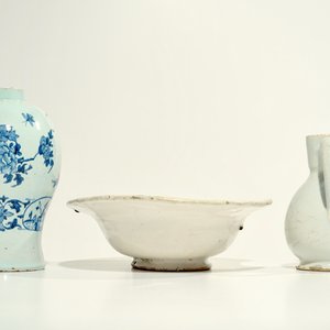 Un plat à barbe, un vase à décor chinoiserie et une verseuse en faïence de Nevers et Moustiers, 17/18ème — photo 5