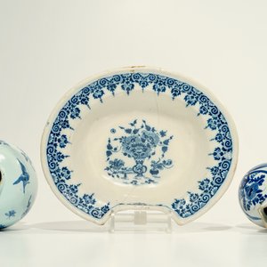 Un plat à barbe, un vase à décor chinoiserie et une verseuse en faïence de Nevers et Moustiers, 17/18ème — photo 6