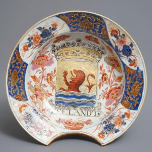 Un plat à barbes en porcelaine de Chine rose-Imari aux armes de Zélande, Kangxi/Yongzheng — photo 1