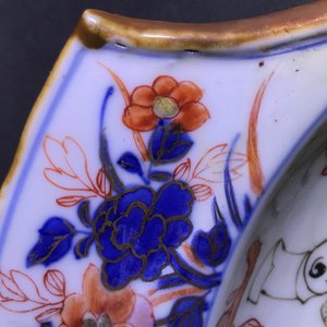 Un plat à barbes en porcelaine de Chine rose-Imari aux armes de Zélande, Kangxi/Yongzheng — photo 11