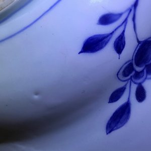 Un plat à barbes en porcelaine de Chine rose-Imari aux armes de Zélande, Kangxi/Yongzheng — photo 15