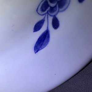 Un plat à barbes en porcelaine de Chine rose-Imari aux armes de Zélande, Kangxi/Yongzheng — photo 17