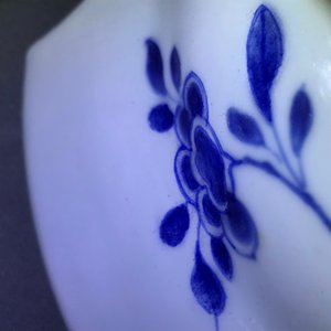 Un plat à barbes en porcelaine de Chine rose-Imari aux armes de Zélande, Kangxi/Yongzheng — photo 20