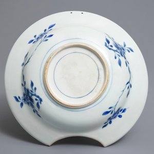 Un plat à barbes en porcelaine de Chine rose-Imari aux armes de Zélande, Kangxi/Yongzheng — photo 2