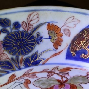 Un plat à barbes en porcelaine de Chine rose-Imari aux armes de Zélande, Kangxi/Yongzheng — photo 3
