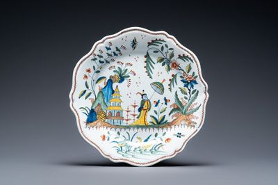 Un plat à bord contourné en faïence polychrome de Rouen à décor chinois, 1ère moitié du 18ème