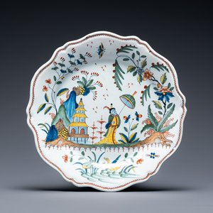 Un plat à bord contourné en faïence polychrome de Rouen à décor chinois, 1ère moitié du 18ème — photo 1