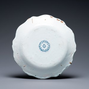Un plat à bord contourné en faïence polychrome de Rouen à décor chinois, 1ère moitié du 18ème — photo 2
