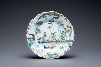 Un plat à bord contourné en faïence polychrome de Rouen à décor chinois, 1ère moitié du 18ème