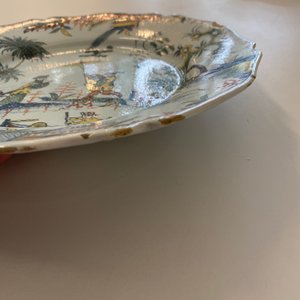 Un plat à bord contourné en faïence polychrome de Rouen à décor chinois, 1ère moitié du 18ème — photo 4