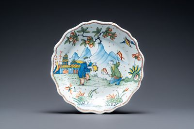 Un plat à bord contourné en faïence polychrome de Rouen à décor chinois, 1ère moitié du 18ème