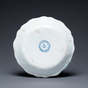 Un plat à bord contourné en faïence polychrome de Rouen à décor chinois, 1ère moitié du 18ème — photo 2