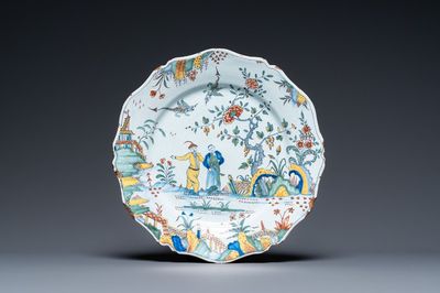 Un plat à bord contourné en faïence polychrome de Rouen à décor pastoral, 1ère moitié du 18ème