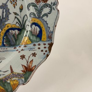 Un plat à bord contourné en faïence polychrome de Rouen à décor pastoral, 1ère moitié du 18ème — photo 3