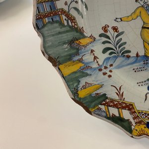 Un plat à bord contourné en faïence polychrome de Rouen à décor pastoral, 1ère moitié du 18ème — photo 4
