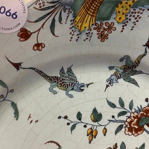 Un plat à bord contourné en faïence polychrome de Rouen à décor pastoral, 1ère moitié du 18ème — photo 6