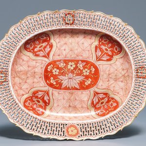 Un plat à bordure réticulée en porcelaine de Chine surdécoré aux Pays-Bas, Qianlong — photo 1