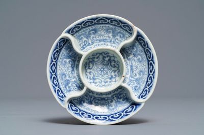 Un plat à condiments en porcelaine de Chine bleu et blanc, marque de Qianlong, 18/19ème