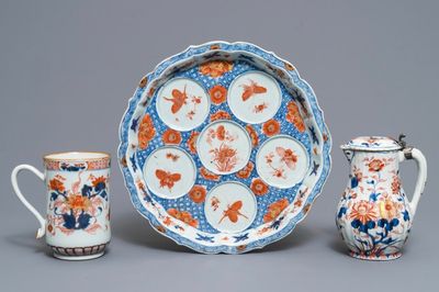 Un plat à condiments, une verseuse couverte et une chope en porcelaine de Chine de style Imari, Kangxi/Qianlong