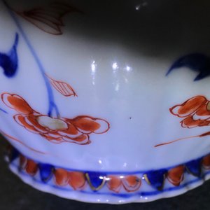 Un plat à condiments, une verseuse couverte et une chope en porcelaine de Chine de style Imari, Kangxi/Qianlong — photo 16