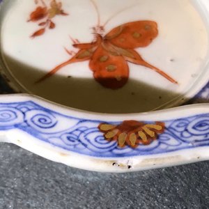 Un plat à condiments, une verseuse couverte et une chope en porcelaine de Chine de style Imari, Kangxi/Qianlong — photo 18