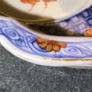 Un plat à condiments, une verseuse couverte et une chope en porcelaine de Chine de style Imari, Kangxi/Qianlong — photo 20
