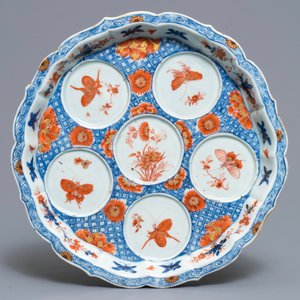 Un plat à condiments, une verseuse couverte et une chope en porcelaine de Chine de style Imari, Kangxi/Qianlong — photo 2