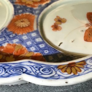 Un plat à condiments, une verseuse couverte et une chope en porcelaine de Chine de style Imari, Kangxi/Qianlong — photo 24