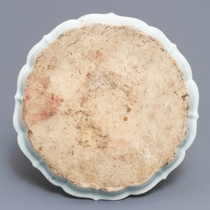Un plat à condiments, une verseuse couverte et une chope en porcelaine de Chine de style Imari, Kangxi/Qianlong — photo 3