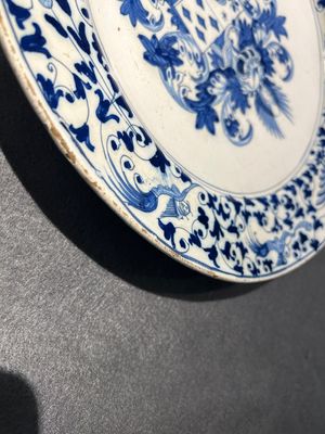 Un plat à décor armorié en faïence en bleu et blanc, atelier Verstraeten, Haarlem, ca. 1650-1660 — photo 3