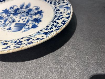 Un plat à décor armorié en faïence en bleu et blanc, atelier Verstraeten, Haarlem, ca. 1650-1660 — photo 4