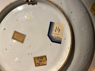 Un plat à décor armorié en faïence en bleu et blanc, atelier Verstraeten, Haarlem, ca. 1650-1660 — photo 6