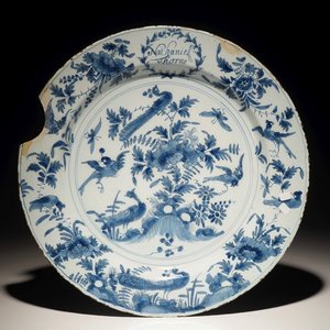 Un plat à décor chinoiserie en faïence de Delft bleu et blanc inscrit Nathaniell Thorne, 2ème moitié du 17ème — photo 1