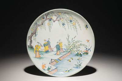 Un plat à décor chinoiserie en faïence polychrome, Sinceny, France, 18ème