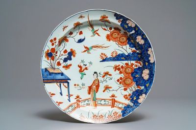 Un plat à décor de chinoiserie en faïence de Delft petit feu et doré, 1ère moitié du 18ème