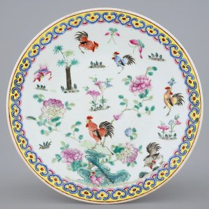 Un plat à décor de coqs en porcelaine de Chine famille rose, 18ème — photo 1