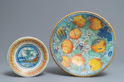Un plat à décor de grenades et une assiette à décor d'un paysage en majolique polychrome, Pays-Bas, 17ème