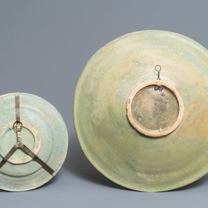 Un plat à décor de grenades et une assiette à décor d'un paysage en majolique polychrome, Pays-Bas, 17ème — photo 2