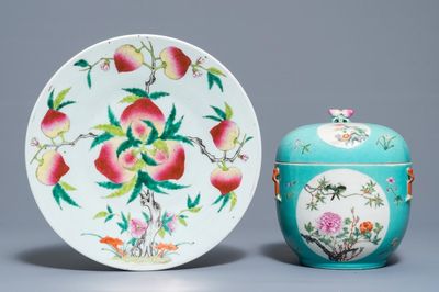 Un plat à décor des '9 pêches' et un bol couvert en porcelaine de Chine famille rose, marque de Qianlong, 19/20ème