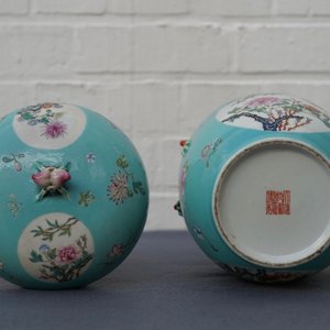 Un plat à décor des '9 pêches' et un bol couvert en porcelaine de Chine famille rose, marque de Qianlong, 19/20ème — photo 12