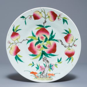 Un plat à décor des '9 pêches' et un bol couvert en porcelaine de Chine famille rose, marque de Qianlong, 19/20ème — photo 2