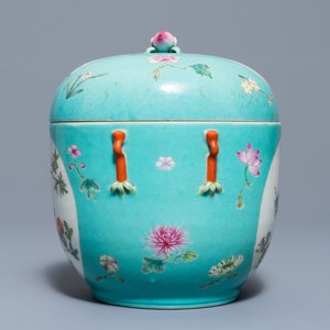 Un plat à décor des '9 pêches' et un bol couvert en porcelaine de Chine famille rose, marque de Qianlong, 19/20ème — photo 5